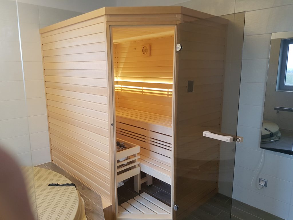 domácí finská sauna do koupelny domu